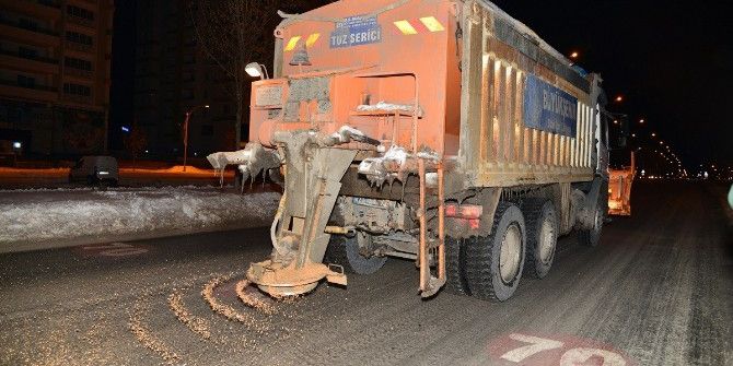 Bulvar Ve Caddelerdeki Tuzlama Çalışması Devam Ediyor