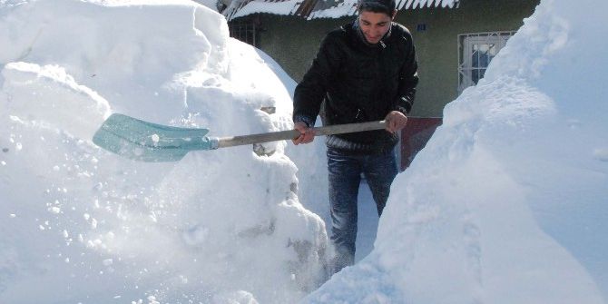 Bitlisliler Kar Tünellerinden Geçerek Evlerine Giriyor
