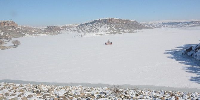 Aksaray’da Mamasın Barajı Buz Tuttu