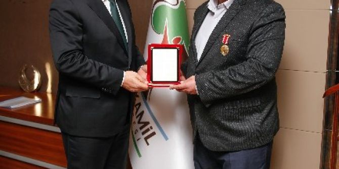 Belediye Başkanı Rıdvan Fadıloğlu’na Teşekkür Plaketi