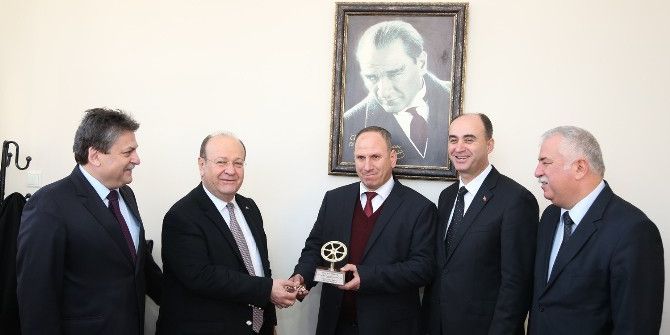 Efeler’de Ayın Şoförü Ödülünü Başkan Özakcan’dan Aldı