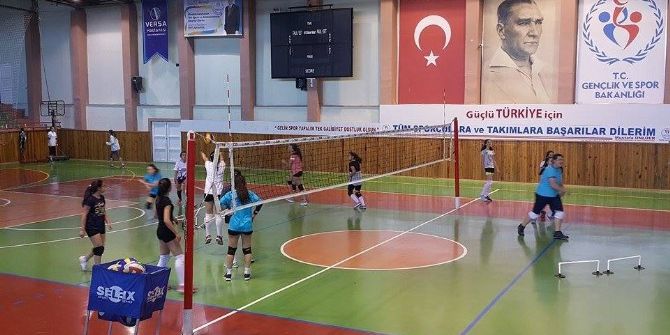Voleybol Kış Spor Okulları 150 Öğrenci Katılımıyla Devam Ediyor