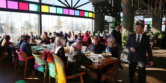 Niğde Belediye Başkanı Faruk Akdoğan, Burs Alan Öğrencilerle Bir Araya Geldi