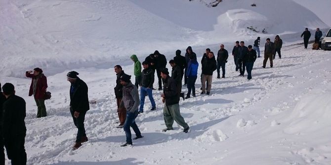 Şemdinli-yüksekova Yoluna Çığ Düştü
