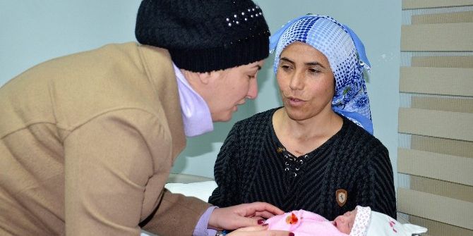 Erzurum’da Belediye Başkanının Doğuma Yetiştirdiği Aile Çocuğa Başkanının Eşinin İsmini Verdi