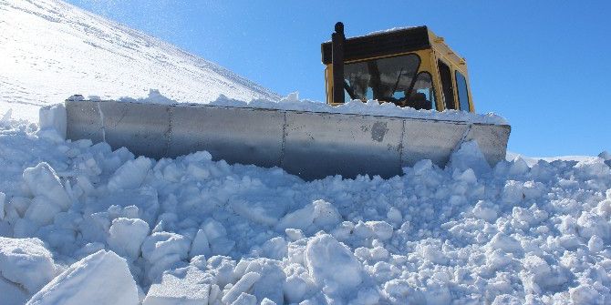 Elazığ’da Karla Mücadele Sürüyor