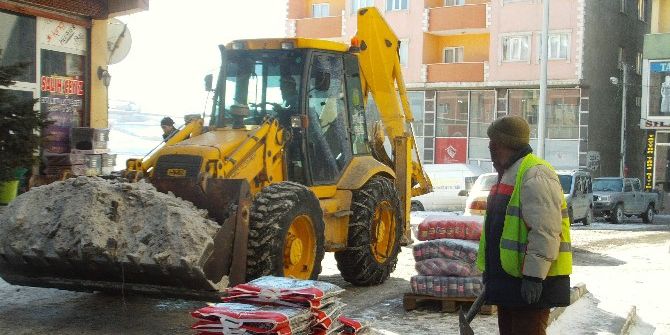 Özalp İlçesinde Kar Temizleme Çalışması