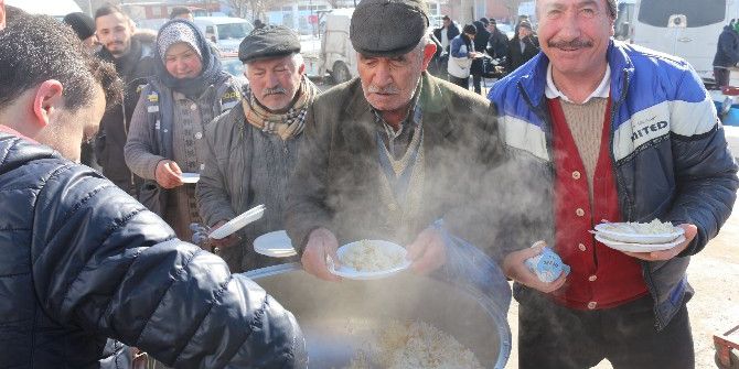 İnönü Ülkü Ocakları Gazi Ve Şehitler İçin Pilav Dağıttı