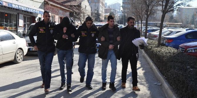 Polisi Bıçakla Ağır Yaraladı