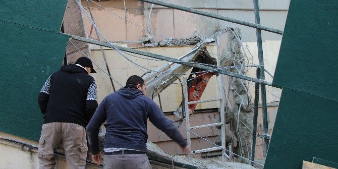 Şişli’de Bir Operatör Kullandığı Kepçeyle Boşluğa Düştü