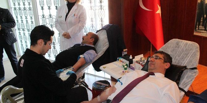 Sağlık Çalışanları, Kan Bağışında Bulundu