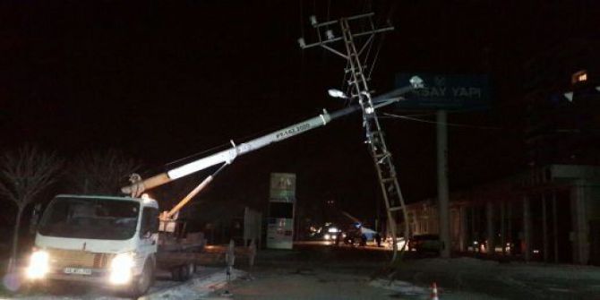 Kar Yağışı Ve Fırtına Elektrik Direklerini Devirdi