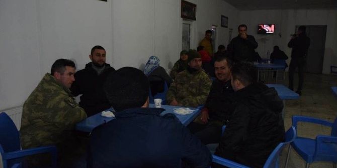 Tipi Nedeniyle Kapanan Yolda Mahsur Kalan Vatandaşların İdmanına Mehmetçik Yetişti