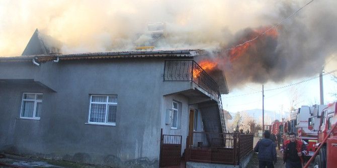 Bolu’da İki Katlı Ev, Ahır Ve Samanlık Yandı