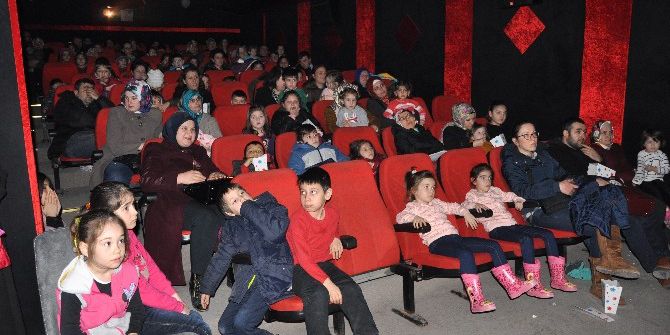Çocuklar Tiyatro Oyunu Ve Sinema Filmleri İle Tatili Dolu Dolu Geçiriyor