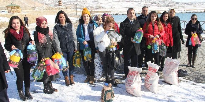 Plastik Atıklardan Kuş Yuvası Yapıp Ağaca Astılar