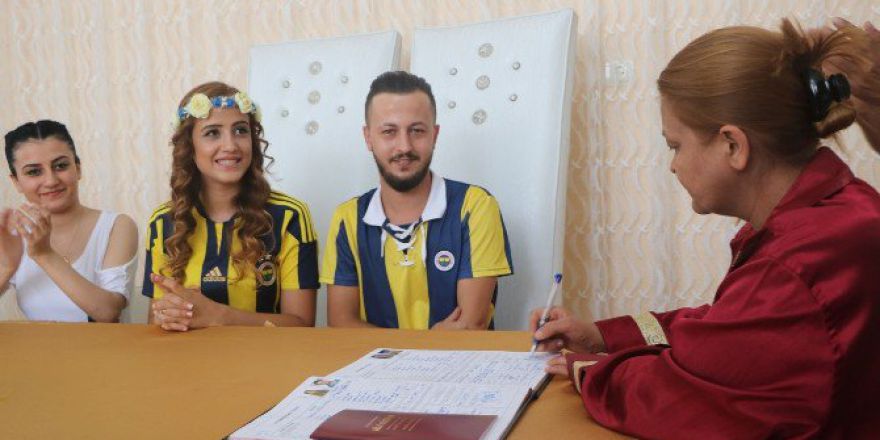 Nikah Masasına Fenerbahçe Forması İle Geldiler