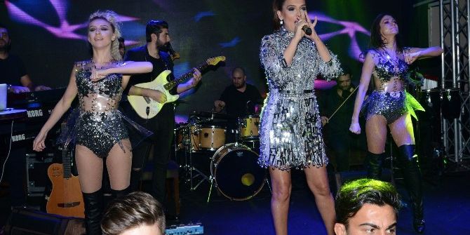 Demet Akalın Yüzlerce Üniversiteliyi Uludağ’da Coşturdu