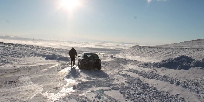 Kars’ta Tipiden Kapanan Yolda Araçlar Yolda Kaldı