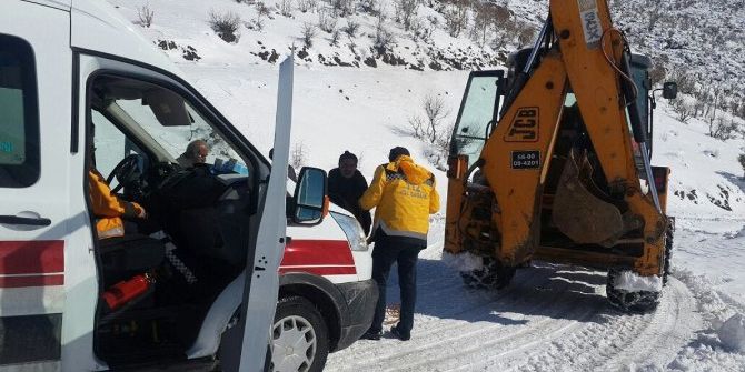 Siirt’te Yolda Mahsur Kalan Aile İçin Ekipler Seferber Oldu