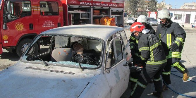 Araçta Sıkışan Yaralı Böyle Çıkarıldı