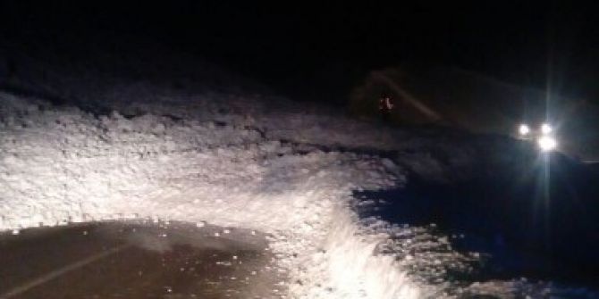 Van-hakkari Karayoluna Çığ Düştü