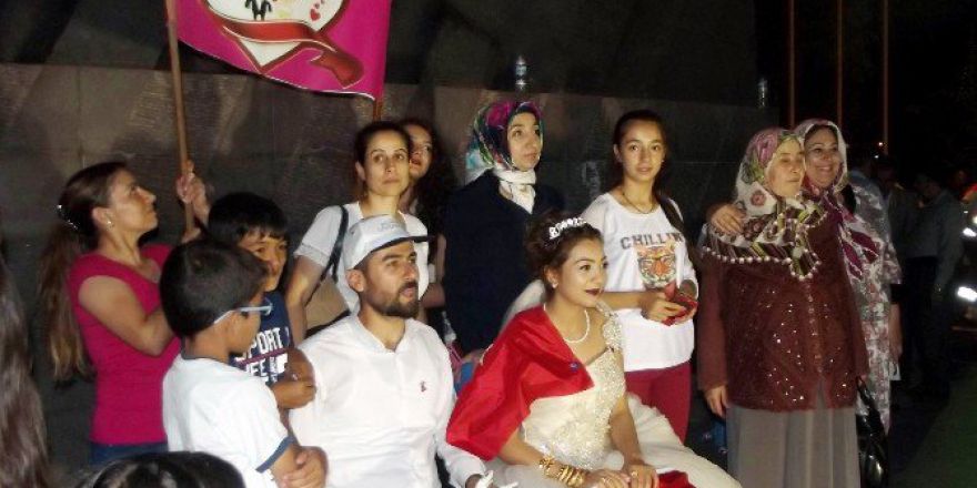 Demokrasi Çifti, Demokrasi Nöbetçilerinin Şahitliğinde Evlendi