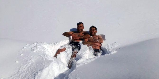 Dondurucu Havada Suya Giriyorlar