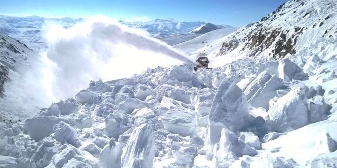 Aşkale’de Çığ Düşen Yol Ulaşıma Kapandı