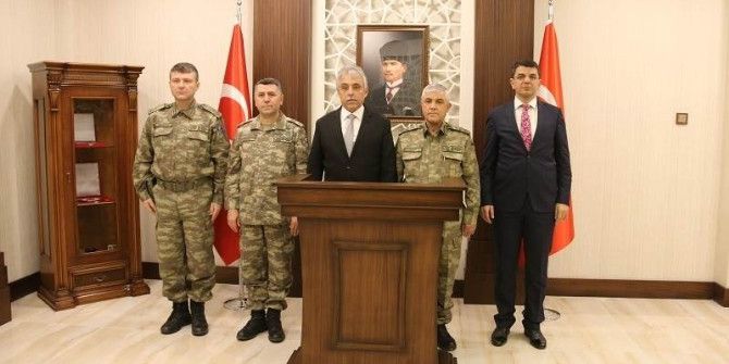 Komutanlardan Vali Toprak’a Ziyaret