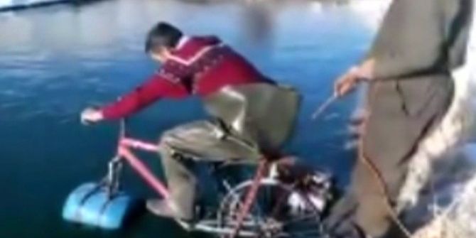 Suda Yüzen Bisiklete Binip Böyle Battılar