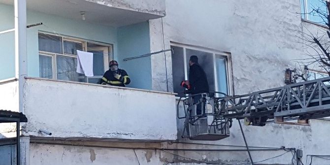 Depo Olarak Kullanılan Yerde Çıkan Yangın Korkuttu