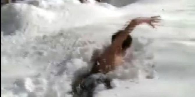 İki Metre Kara Atlayıp Kulaç Attı