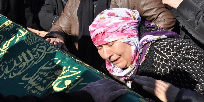 İstanbul’da Eşi Tarafından Öldürülen Sinem Toprağa Verildi