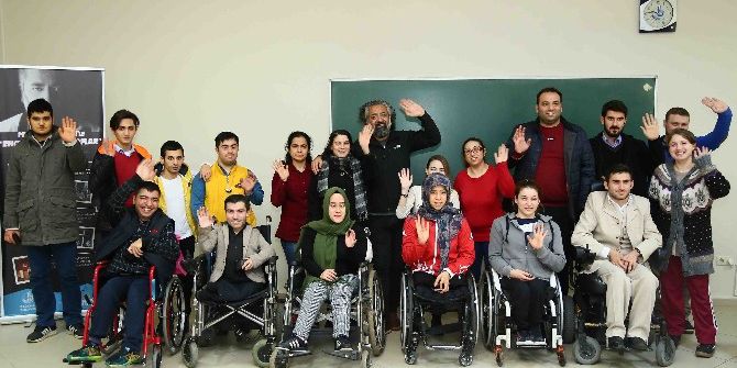 Engelli Kursiyerler Fotoğrafçılığın İnceliklerini Öğreniyor