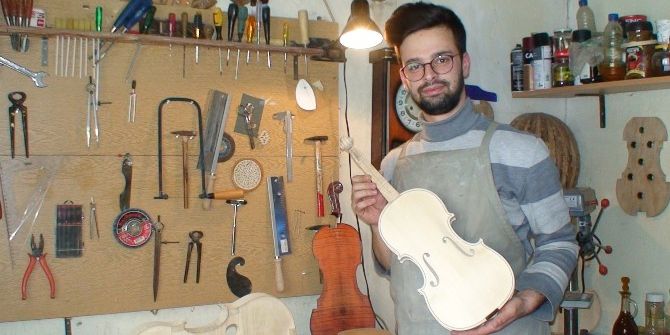 Genç Müzisyen Ürettiği Müzik Aletlerini Satarak Kazanç Sağlıyor