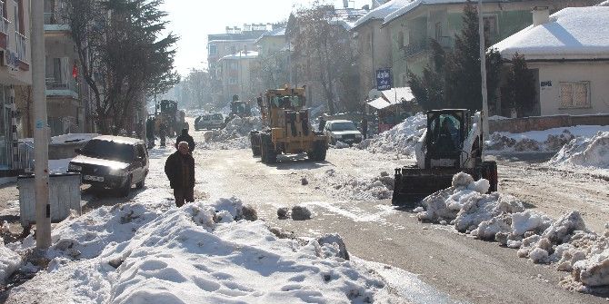 Beyşehir’de Okul Önlerinde Kar Temizliği