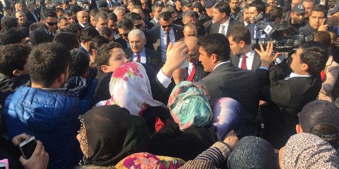 Başbakan Yıldırım’a Adana’da Sevgi Seli