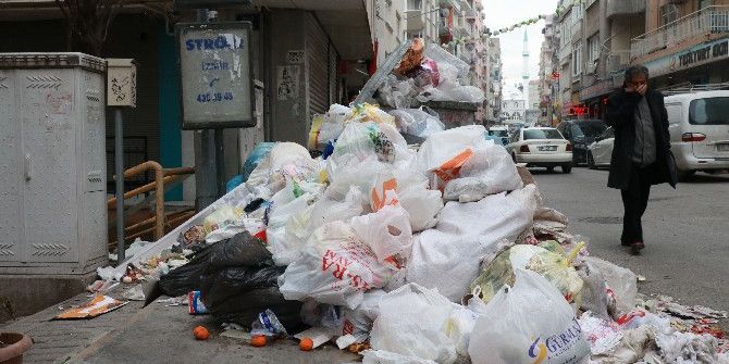 İzmir Karabağlar’da Temizlik İşçilerinin Başlattığı Grev Sonrası Kentin Cadde Ve Sokakları Çöp Yığınlarıyla Doldu