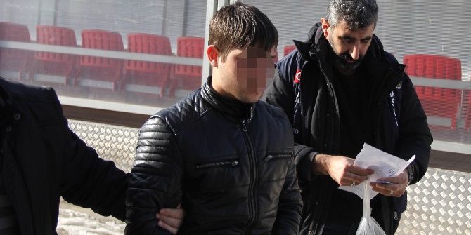 Bıçaklanan Kızı Kurtarmak İsteyen Genci Boynundan Bıçaklayan Şahıs Yakalandı