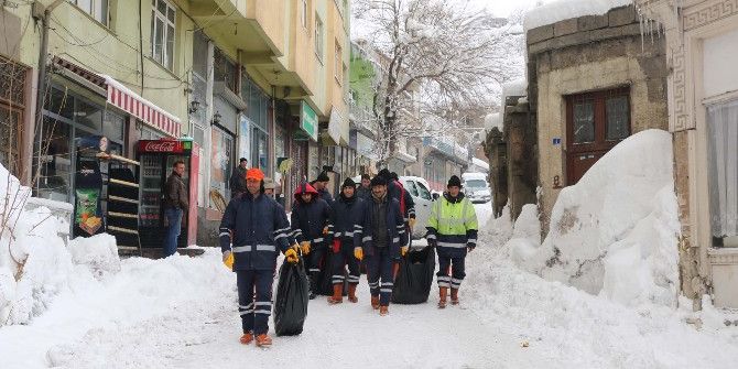 Temizlik İşçilerinin Zorlu Kış Mesaisi