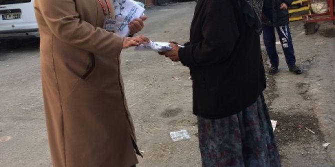 Sokak Sokak Dolaşarak, Mutfak Önlüğü Dağıttılar