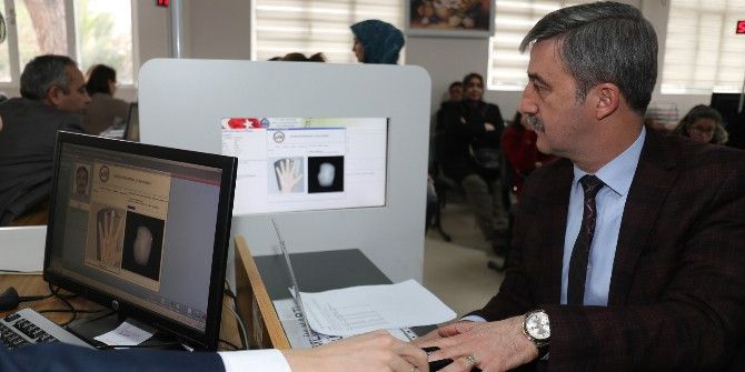 Başkan Şirin’den Yeni Kimlik Kartı Başvurusu