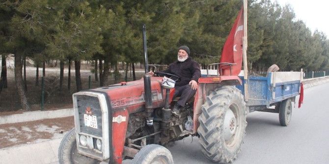 Traktöründen Bayrağı Hiç İndirmedi