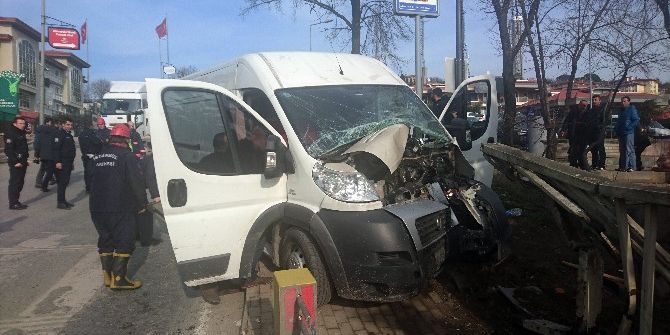 Kadıköy’de Ptt Aracı Kaza Yaptı: 1 Yaralı
