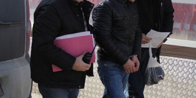 Bıçaklanan Kızı Kurtarmak İsteyen Genci Boynundan Bıçaklayan Tutuklandı