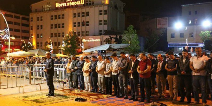 Ak Parti’li Doğanay, 5 Bin Kişiye Yatsı Namazını Kıldırdı