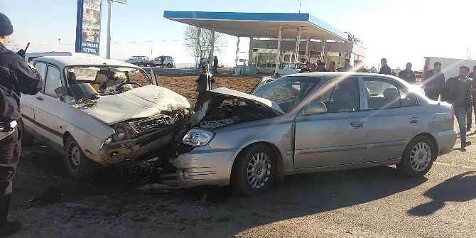 Adıyaman’da 3 Otomobil Çarpıştı: 2 Yaralı
