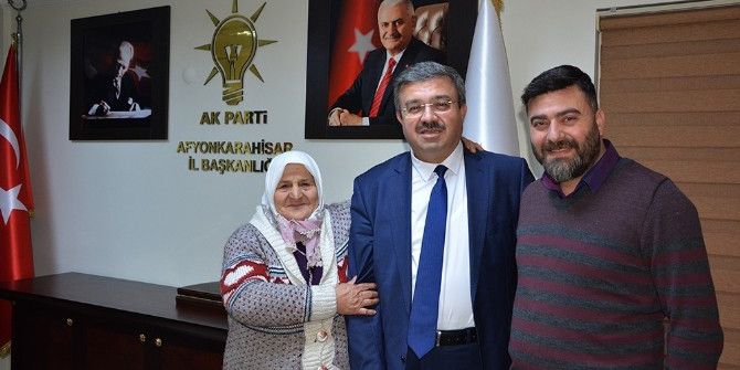 70 Yaşındaki Zehra Nineden Ak Parti İl Başkanlığı’na “Evet” Ziyareti