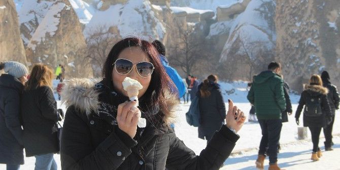 Turistlerin Eksi 15 Derecede Dondurma Keyfi